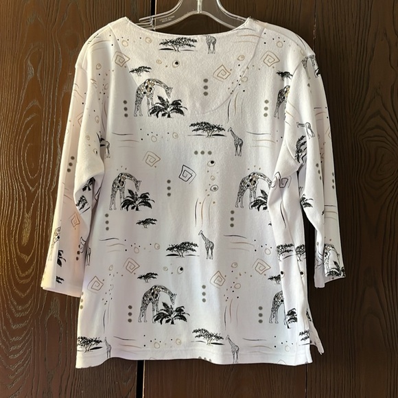 Keneth too! Vintage 3/4 sleeved white top with giraffes. Size XL - Picture 7 of 9